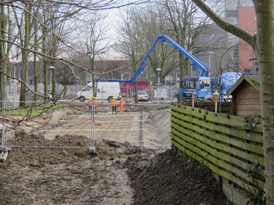907927 Afbeelding van de constructie van een waterberging bij de Idenburgstraat te Utrecht, vanaf de Pellecussenbrug in ...